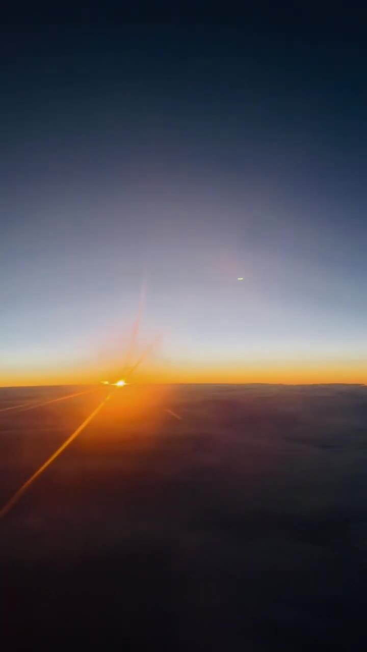 Рассвет из окна самолёта