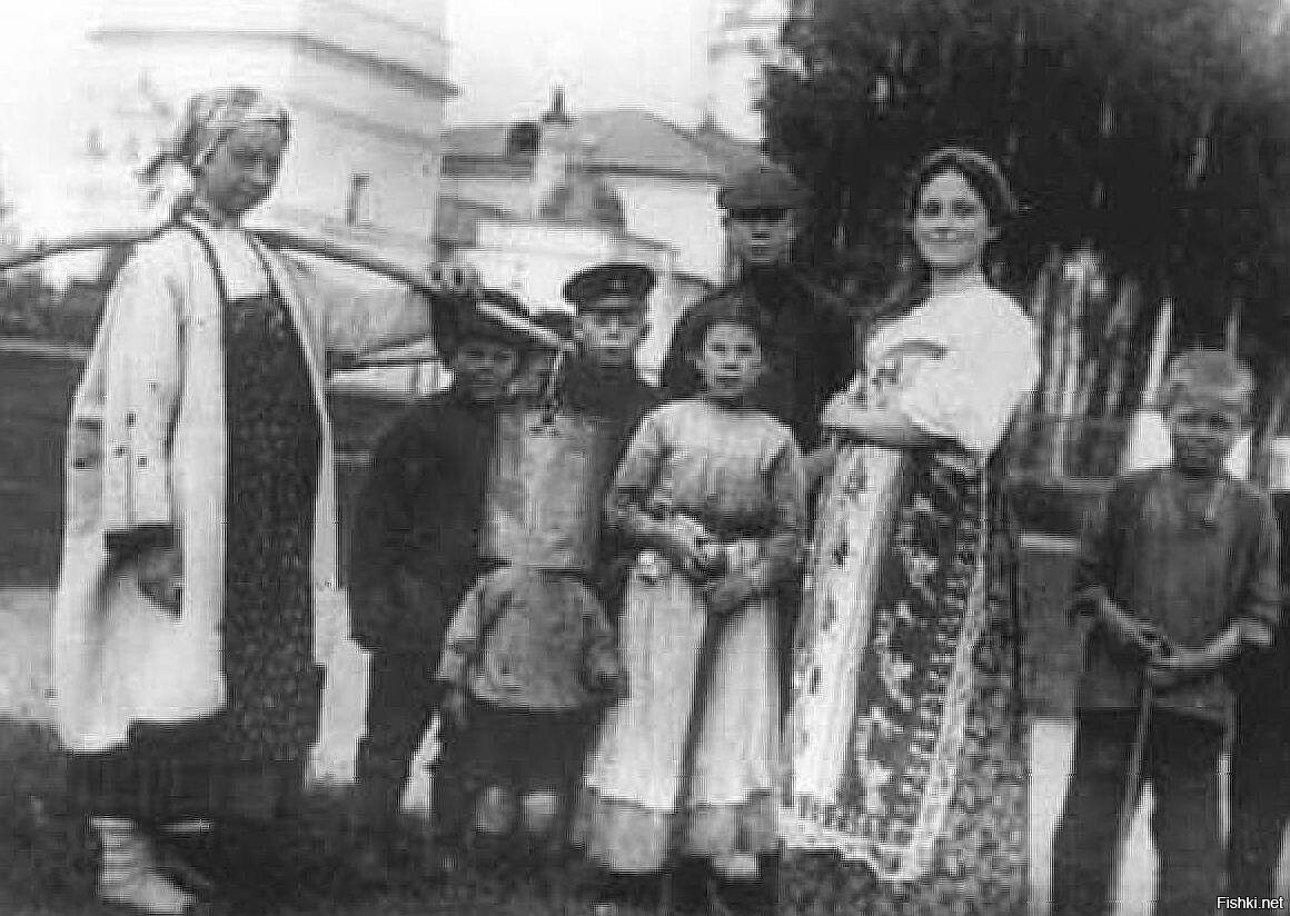 Высокий парень в кепке - это Сергей Есенин, но главный герой снимка конечно м...