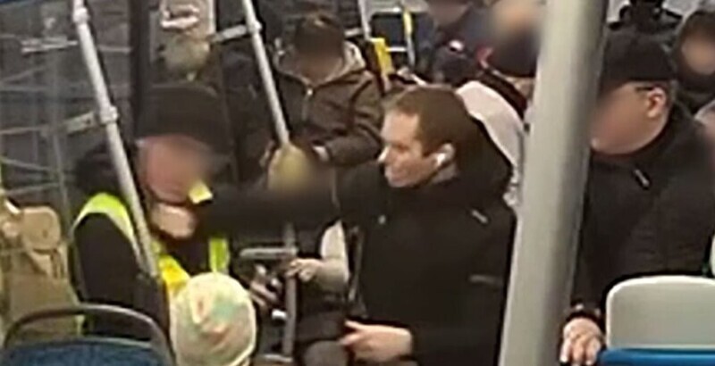 Пассажир напал на контролера в московском автобусе