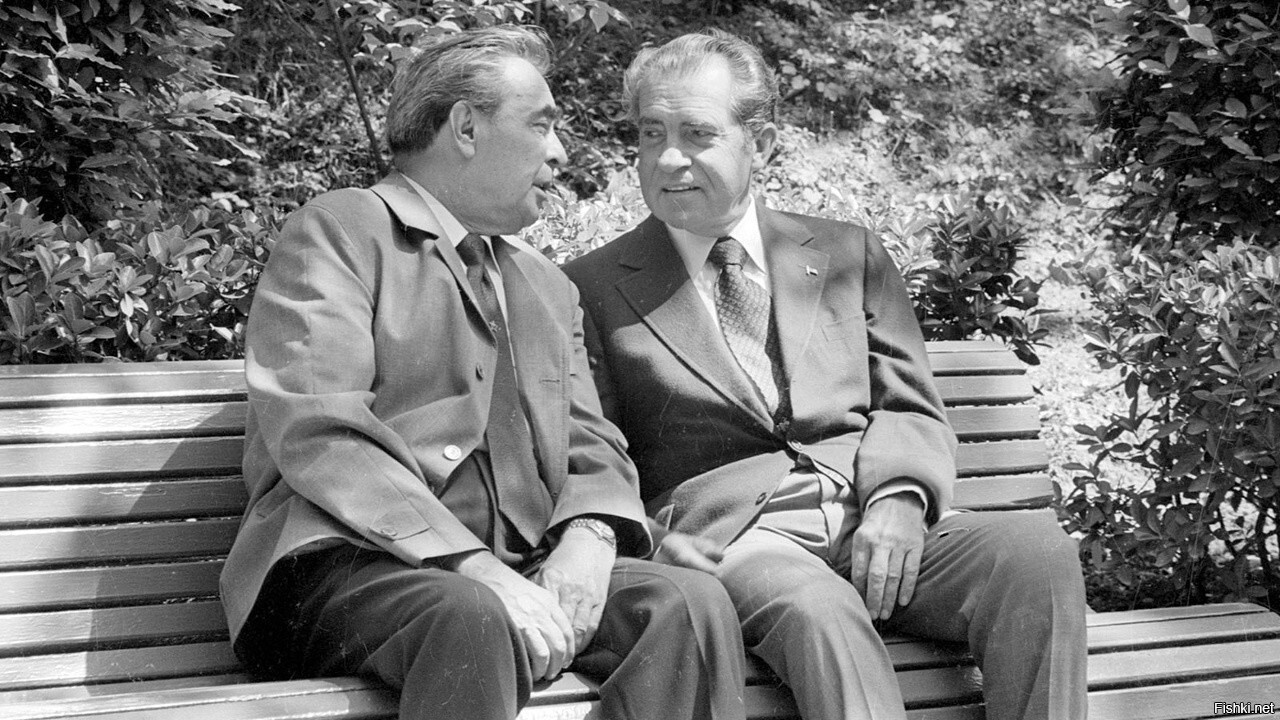 Брежнев и Никсон, разговаривают на лавочке в Крыму