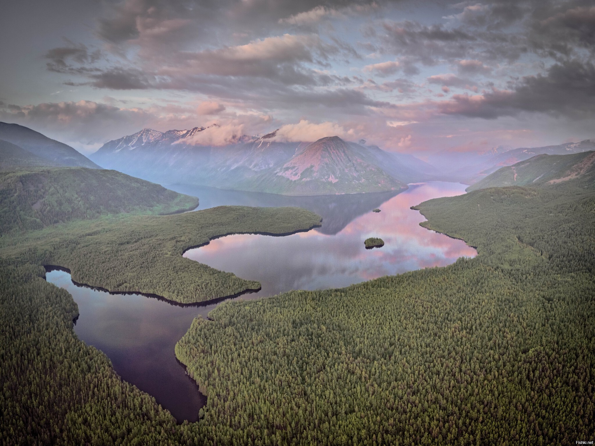 Розовый закат над озером Фролиха