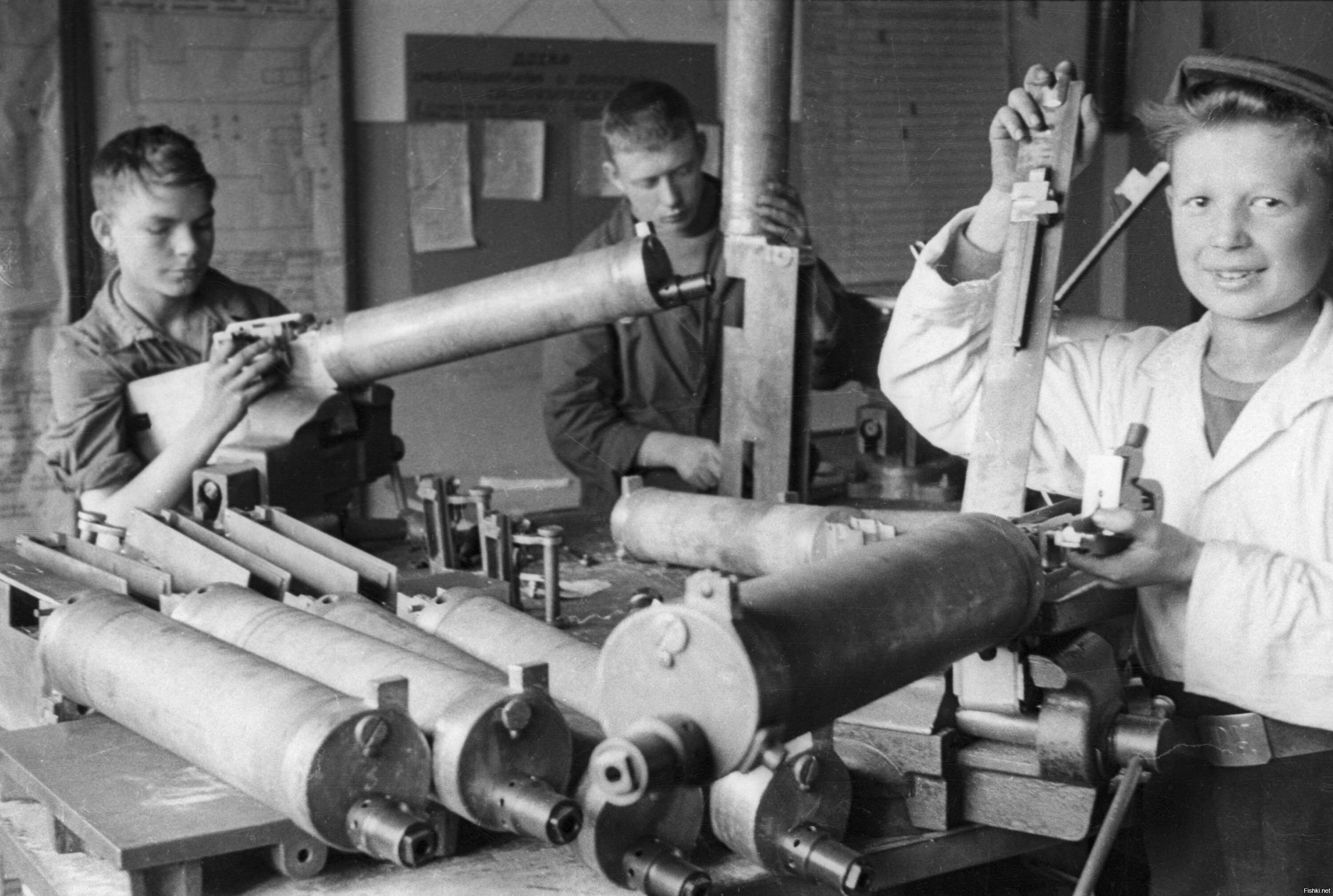Школьники за сборкой пулеметов «Максим» на заводе № 810 (с 1946 года — Ленинг...