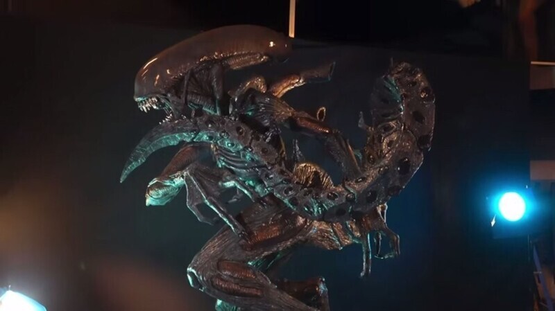 Скульптура Чужого из подручных материалов