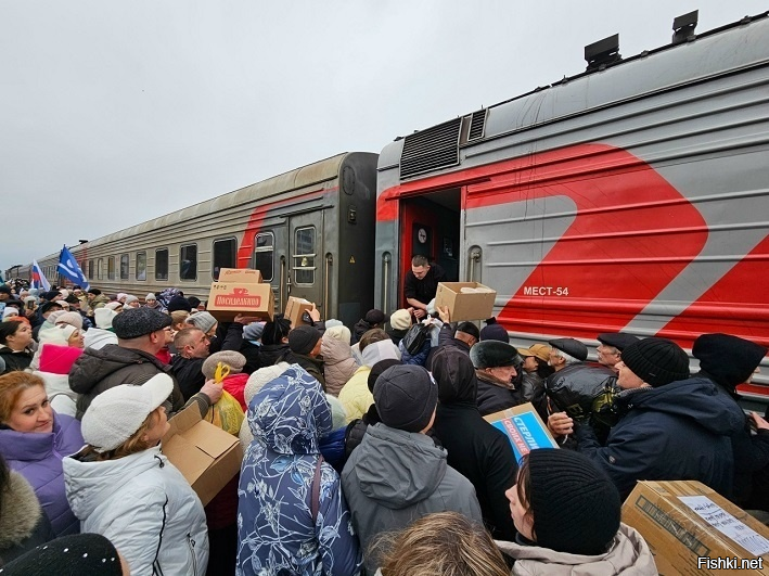 Сотни людей принесли подарки к поезду для раненых участников СВО