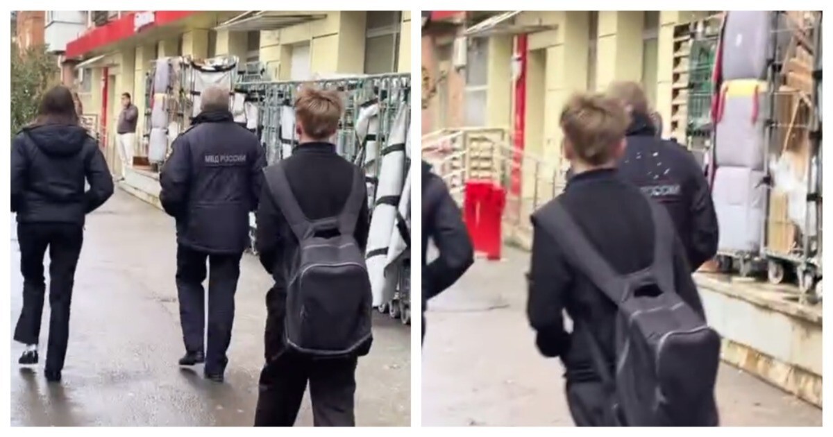 Подросток плюнул на спину полицейскому