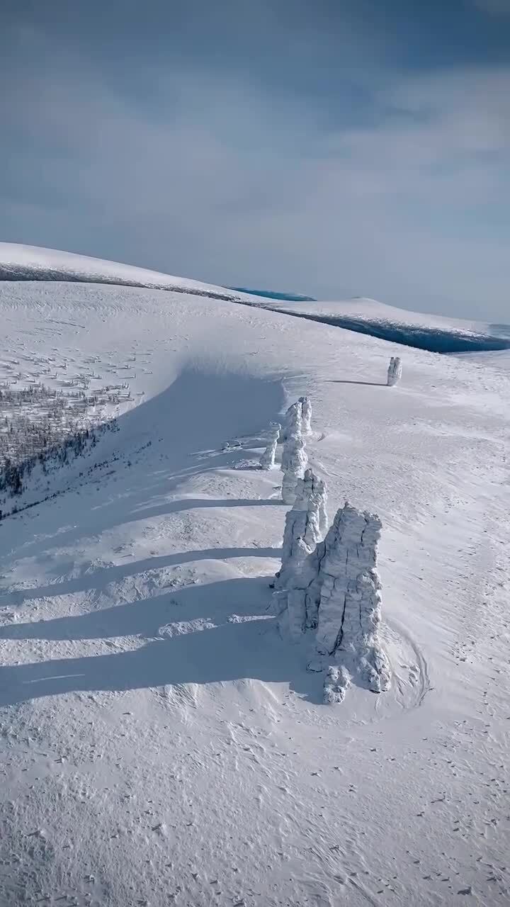 На вертолёте над МАНЬПУПУНЕРОМ - это плато с семью гигантскими каменными оста...