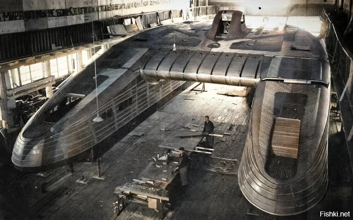 Глиссер-катамаран ОСГА-25 "Экспресс" в судоремонтной мастерской