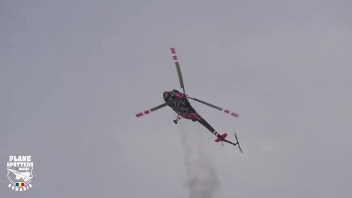 Ми-2 демонстрирует чудеса воздушной акробатики на авиашоу в Бухаресте