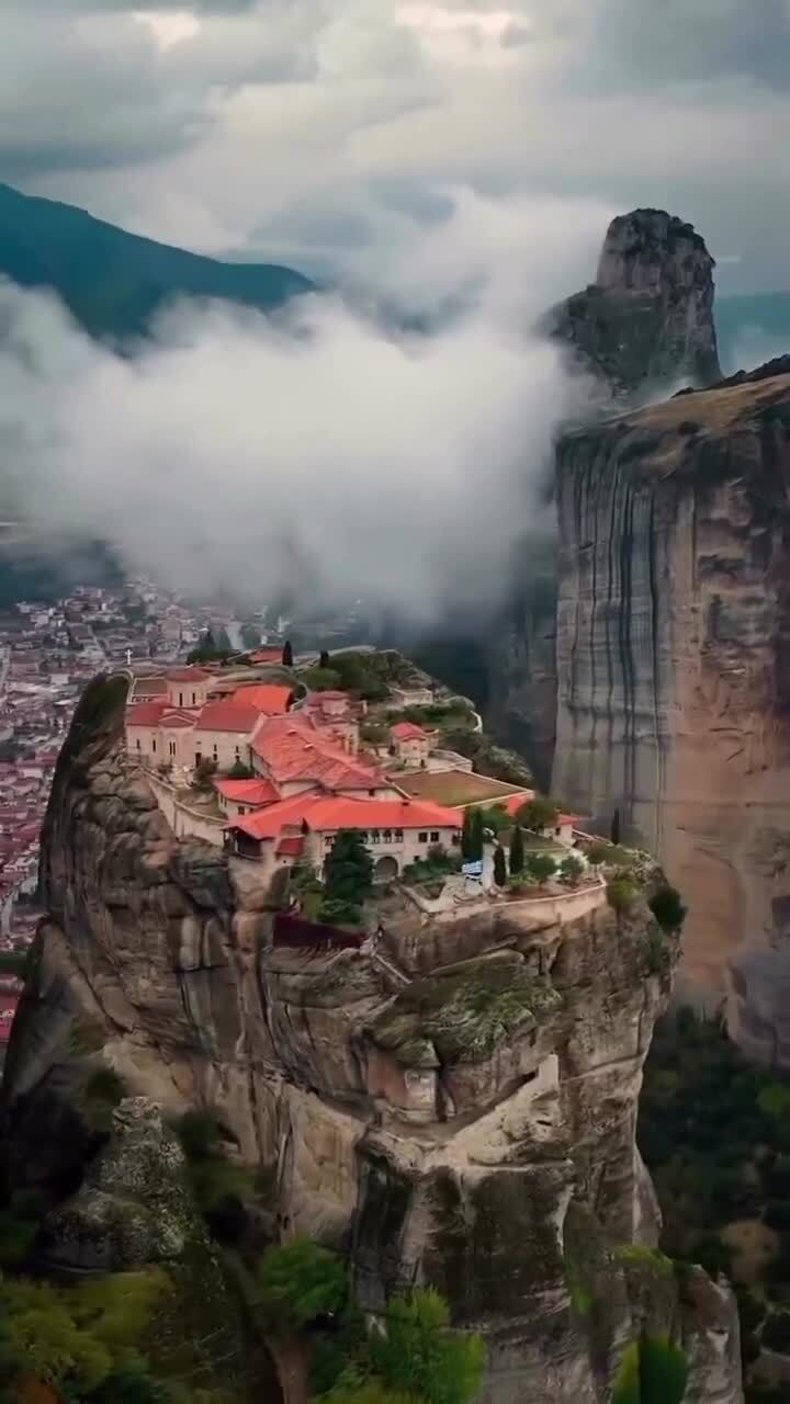 Метеоры - гигантские скалы в Греции, на вершинах которых стоят православные м...