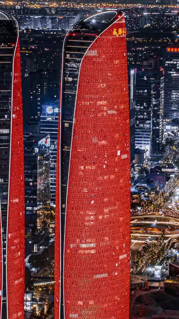 Красивое световое шоу от башен-близнецов Тяньфу, город Чэнду, Китай