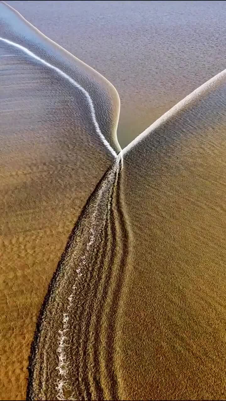 Перекрестный прилив - уникальное явление на реке Цьяньтан, Китай