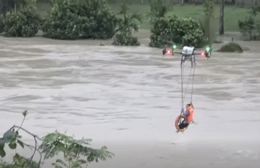 Вьетнамский фермер спас мужчину дроном во время наводнения