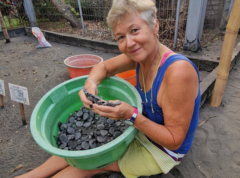 Российская пенсионерка переехала на Бали ради спасения черепах