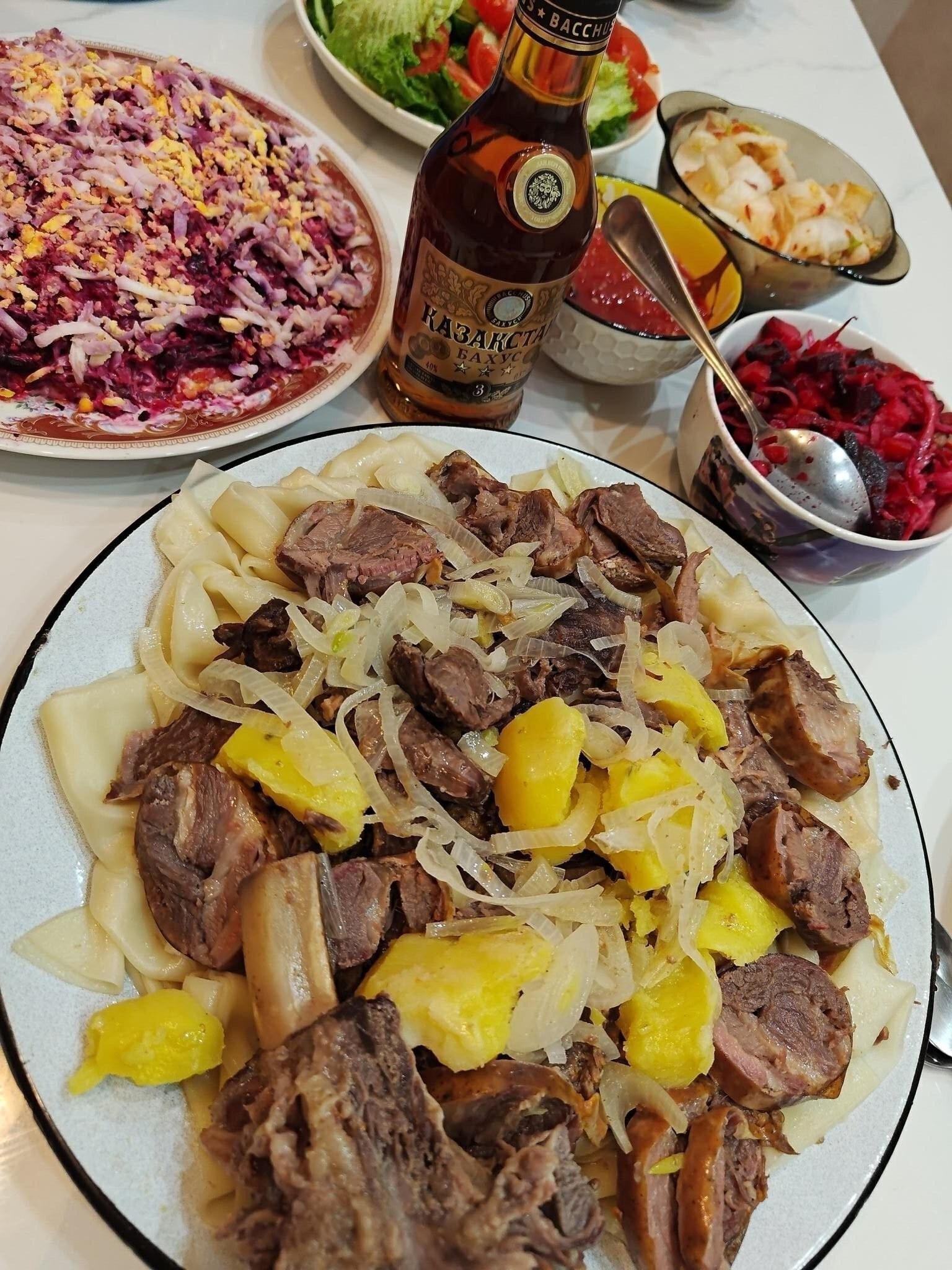 Родственник неожиданно в командировку приехал, пришлось стол вкратце накрывать)