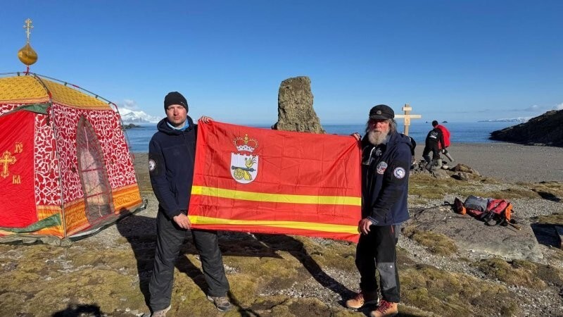 Фёдор Конюхов водрузил флаг Смоленска на антарктическом острове