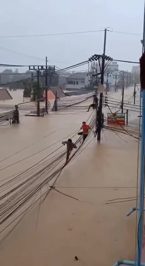 Город Хат Яй в провинции Сонгкла на "Крайнем Юге" Таиланда затоплен, вода сто...