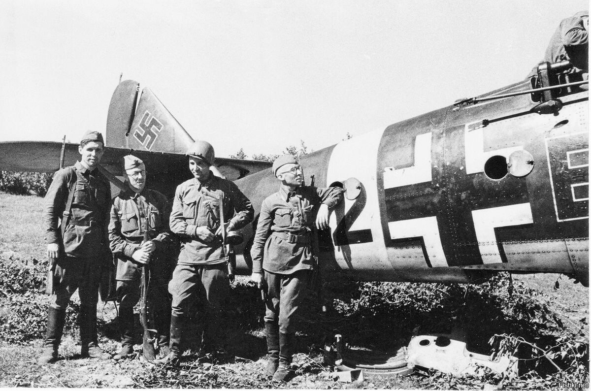 Советские военные корреспонденты у захваченного немецкого самолета-разведчика...