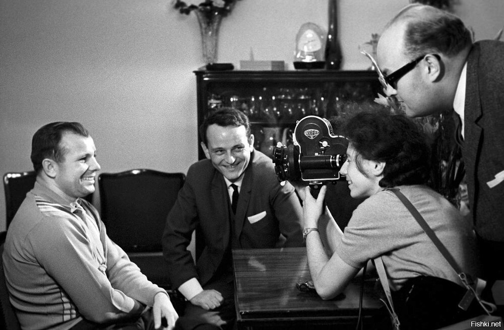 Съёмочная группа из Чехословакии записывает интервью с Юрием Гагариным в Подм...