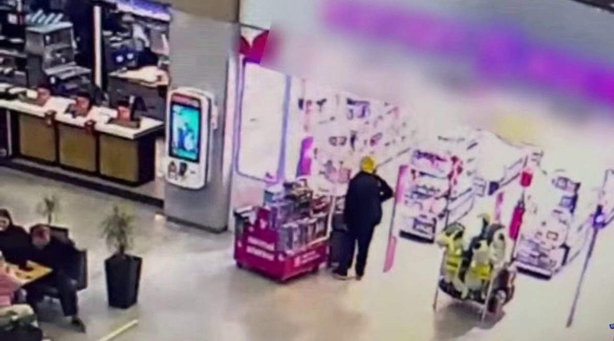 Бомж стащил чемодан и косметичку в российском аэропорту