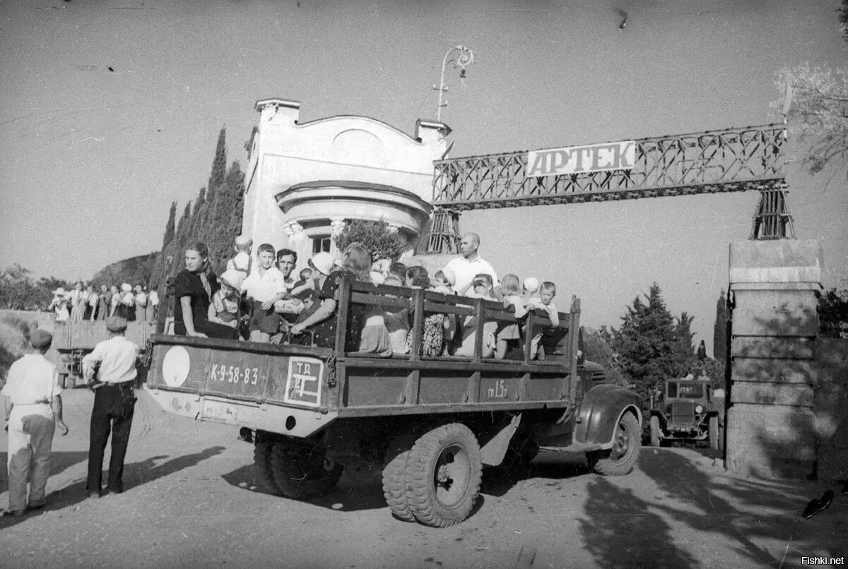 Дети прибыли на отдых в лагерь "Артек"