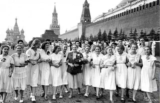 Выпускники средних школ после выпускного бала в Москве, 1960-е гг