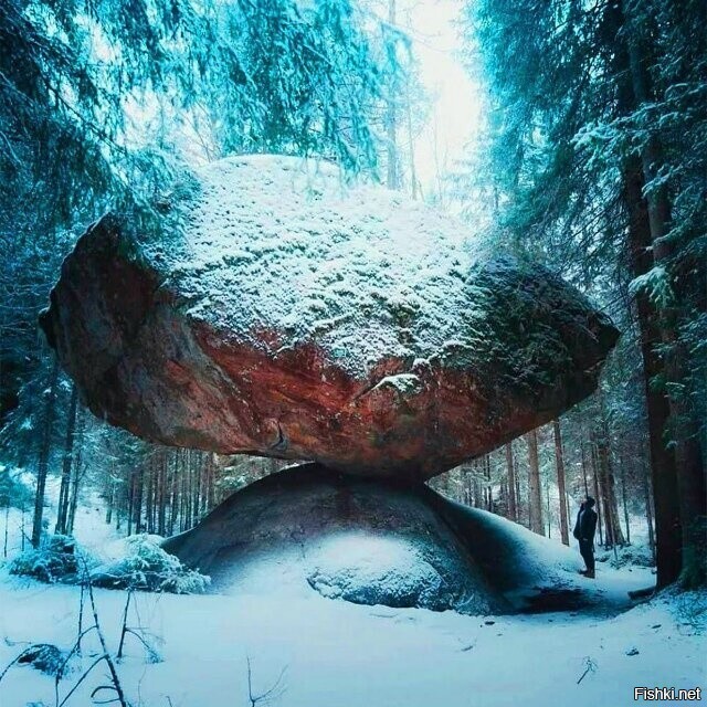 Балансирующий камень Куммакиви сохраняет равновесие уже примерно 12 тысяч лет...