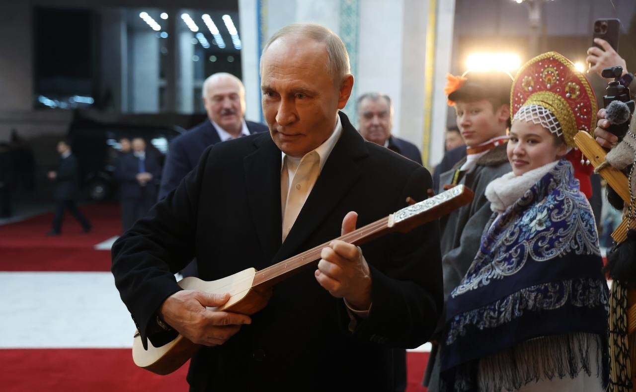 Путин попробовал сыграть на&nbsp;комузе