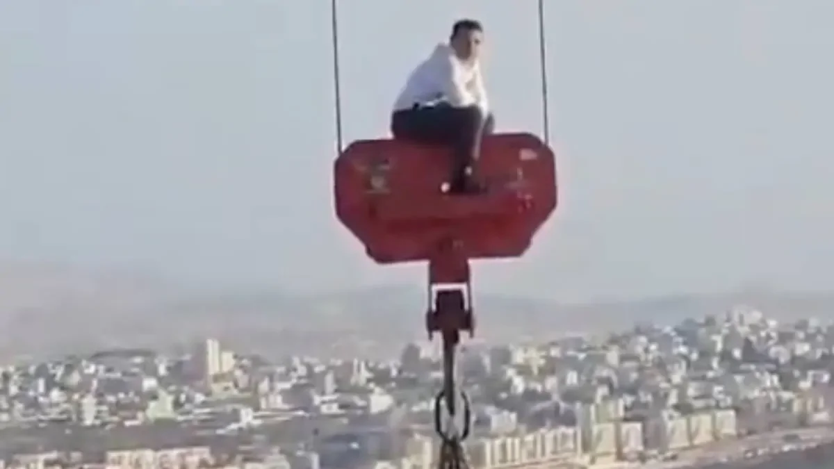 15-летний подросток забрался на кран и застрял там на целую ночь