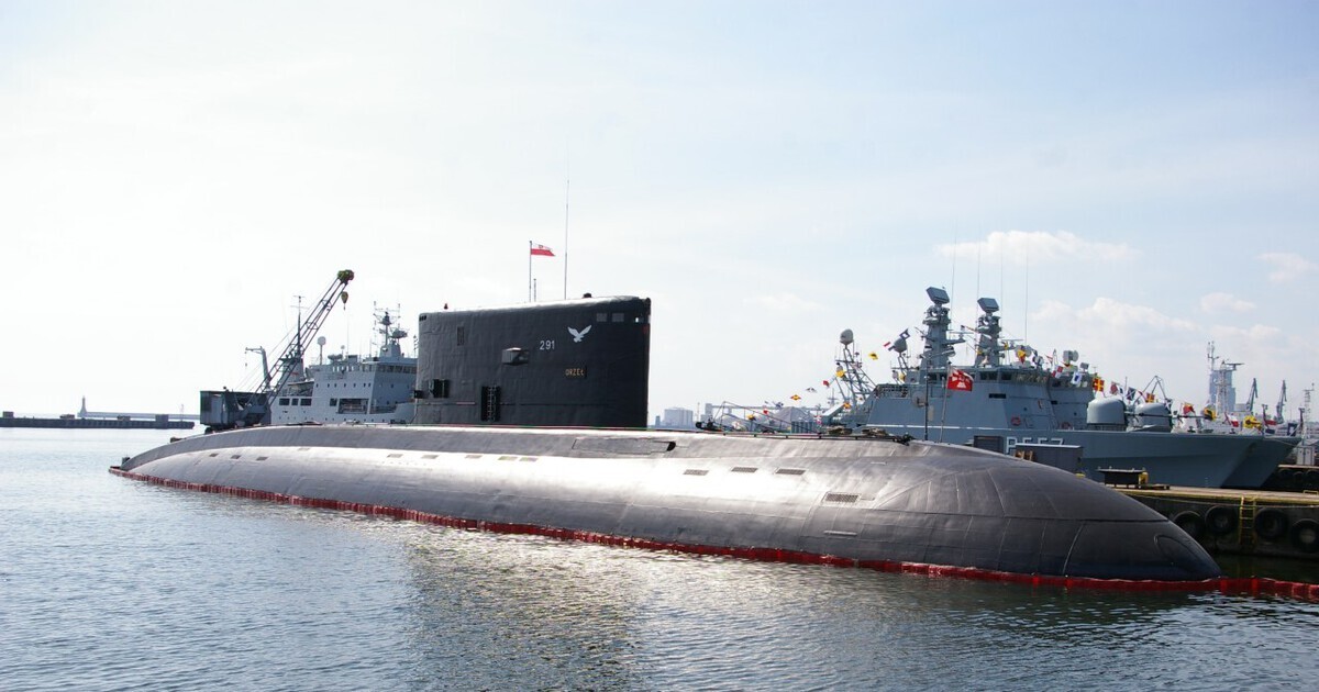 "Произошла неисправность": единственная подводная лодка Польши сломалась по пути на парад в честь дня ВМФ