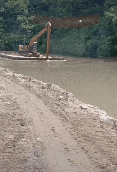 Глядь — поверх текучих вод