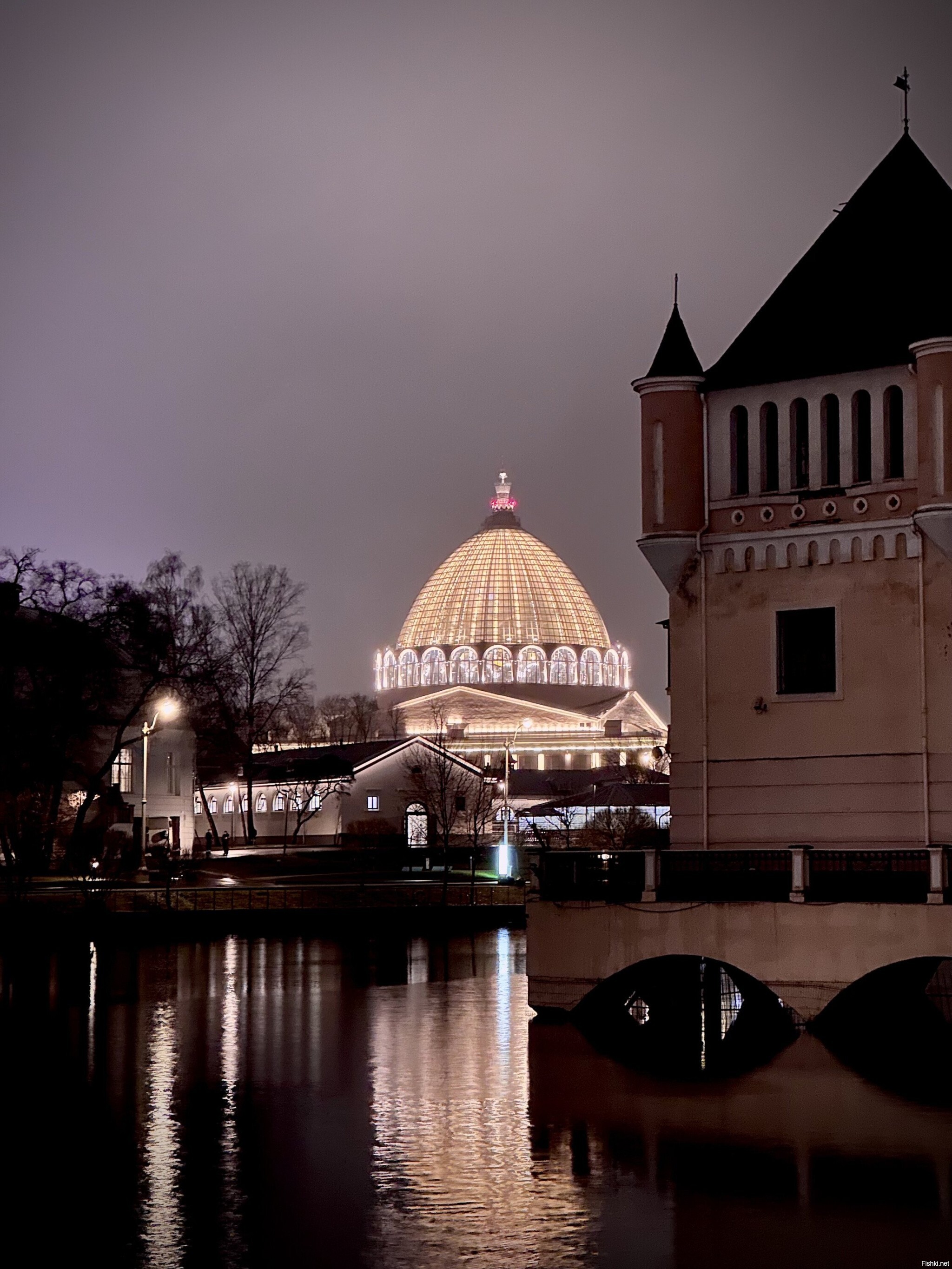 Час назад гулял по ВДНХ