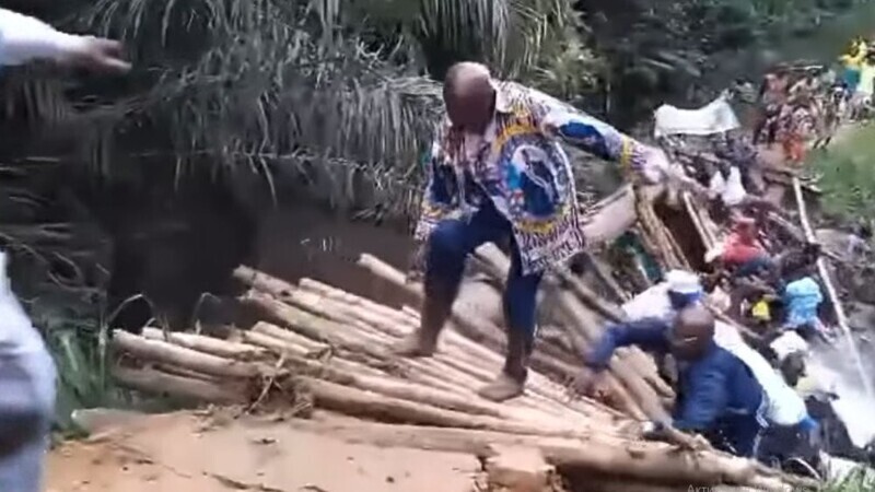 Деревянный мост рухнул во время торжественного открытия в Конго