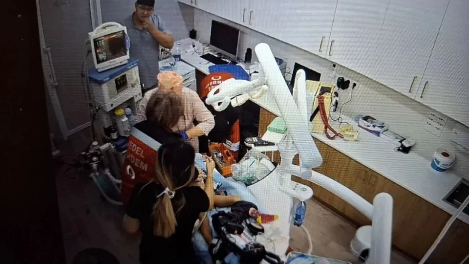 В Казахстане девочка не выжила после попытки вылечить 18 зубов за раз