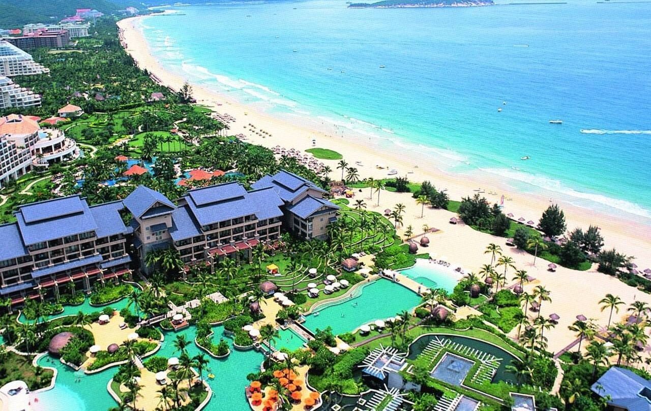 Российские туристы заполнили пляжи китайского города