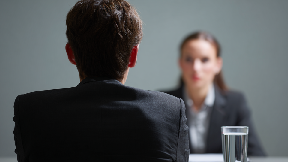 Сотрудник минкульта 9 лет подливал женщинам мочегонное на собеседованиях