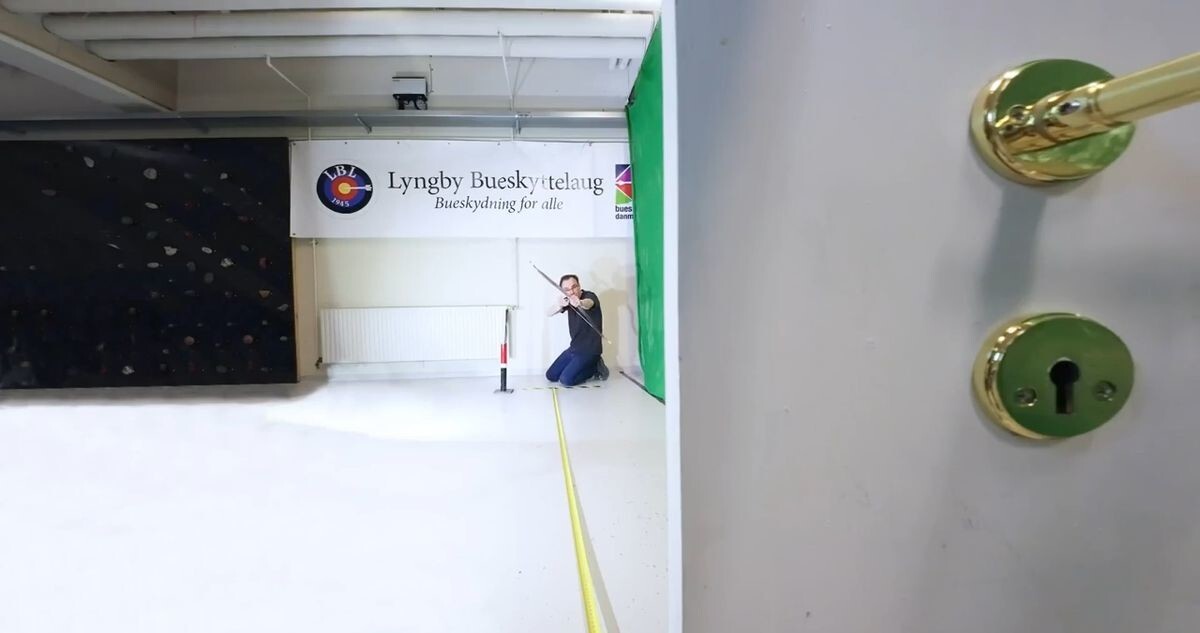 Почему не стоит подглядывать в замочную скважину лучника