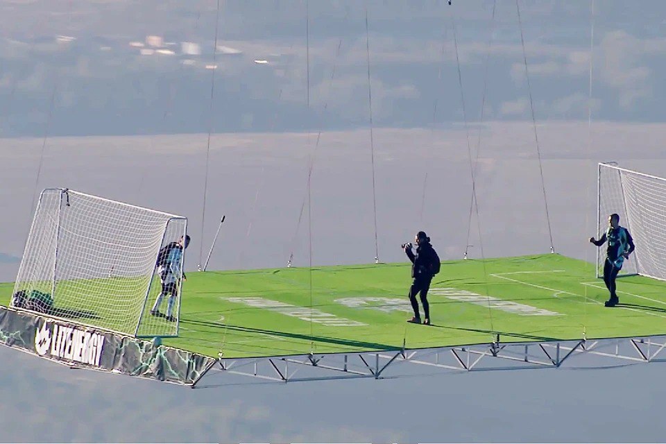 Россияне сыграли в футбол на высоте около двух километров