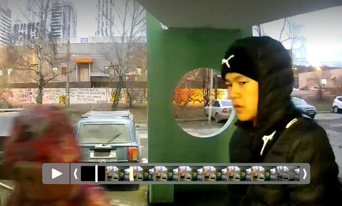 В Екатеринбурге неизвестный приставал к девочке у подъезда