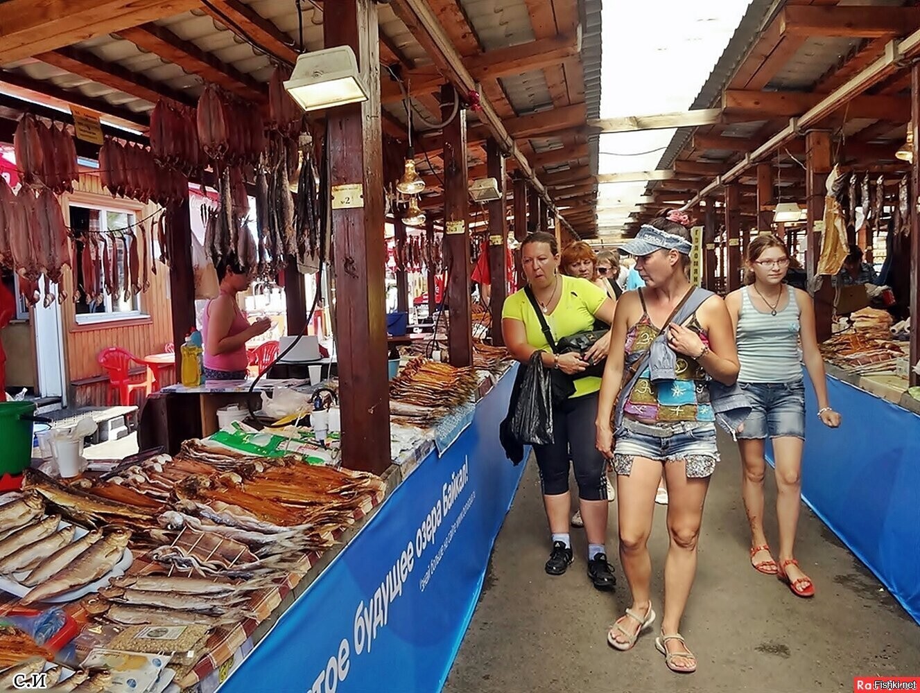 Рыбный рынок в Листвянке