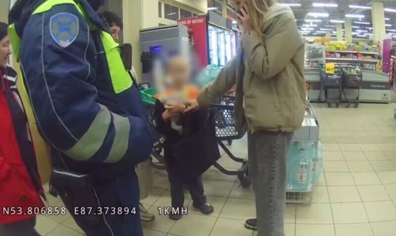 Пятилетний мальчик ушел из дома с игрушками, водой и хлебом в пластиковом контейнере