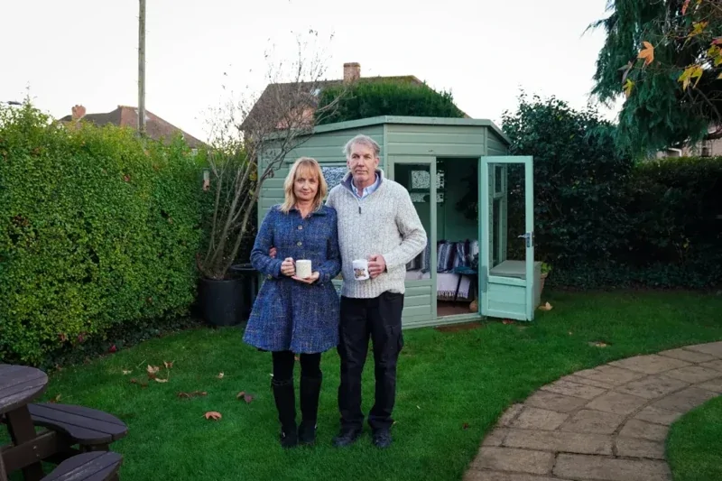 Соседи заставляют мужчину снести дом в саду, называя его работу "незаконной постройкой"