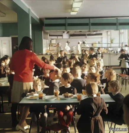 В школьной столовой, 1974 г
