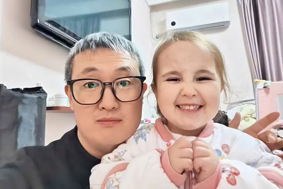 У китайской пары родилась голубоглазая девочка со светлыми волосами