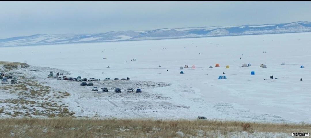 Рыбацкий палаточный городок на льду