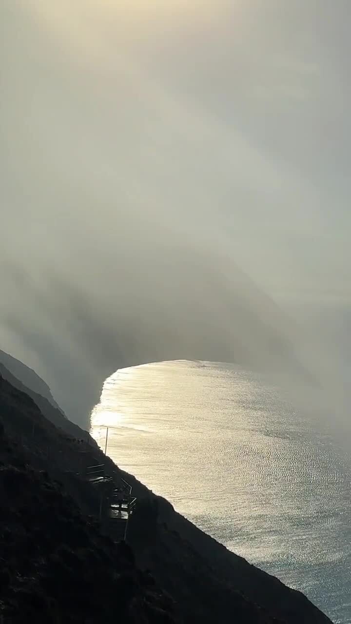 туман стекающий в море