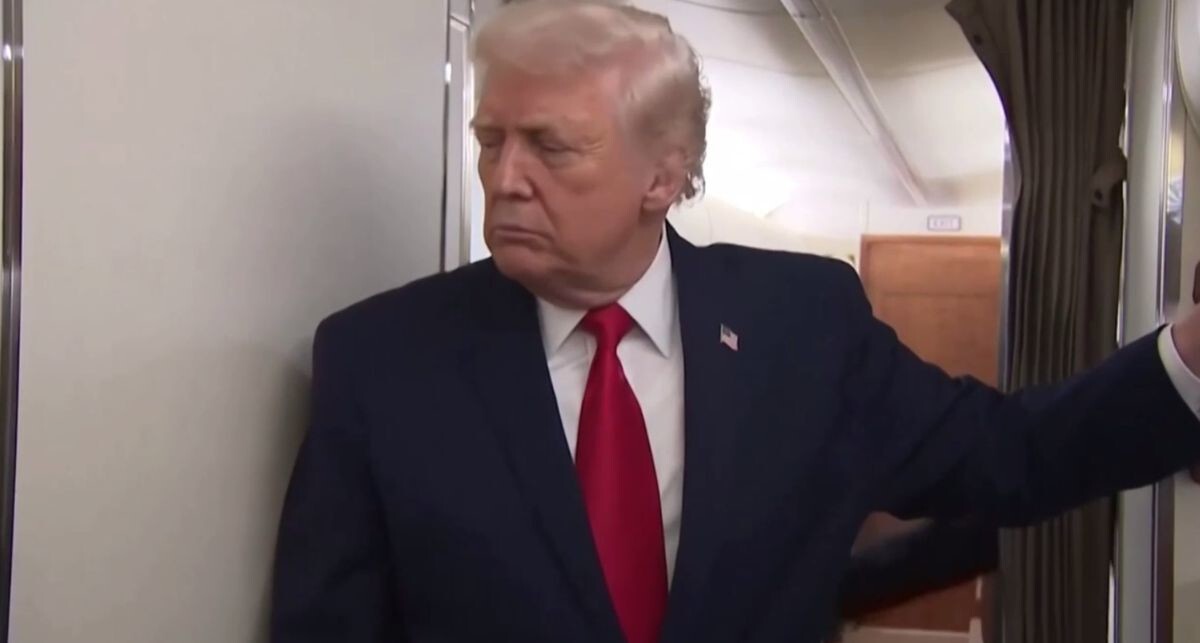 Трампа задели дверью туалета во время общения с журналистами