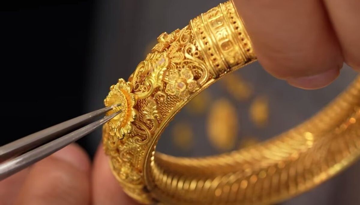 Китайский мастер работает над золотым браслетом