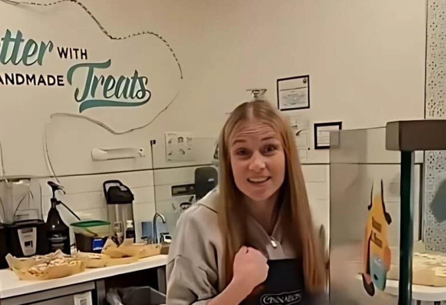 Девушка лишилась работы за непристойные жесты в адрес клиентов