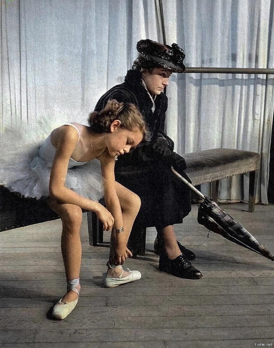 12-летняя Брижит Бapдо в балетном классе, 1946 год