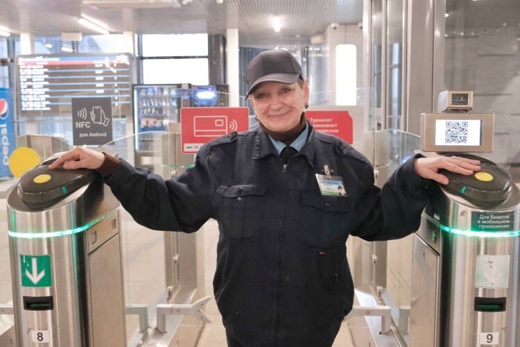 Пассажиры подарили дружелюбному и доброму контролеру МЦД 160 тысяч рублей